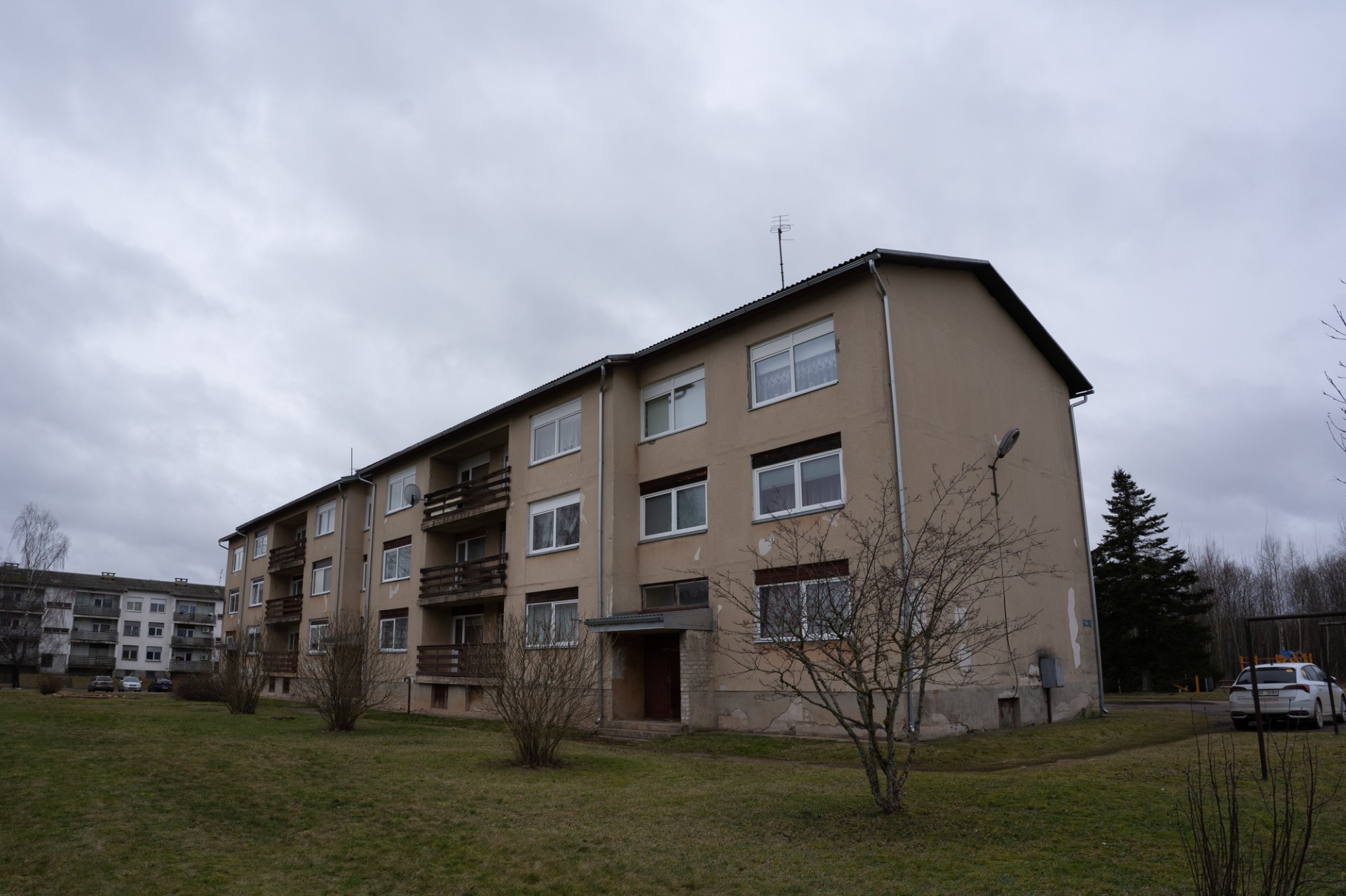 Keskuse 2 korterelamu Tilsi külas enne rekonstrueerimistöid